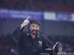 Surya Paloh soal Golkar Tak Bisa Dukung Anies: Coba Saya Intip Perasaannya