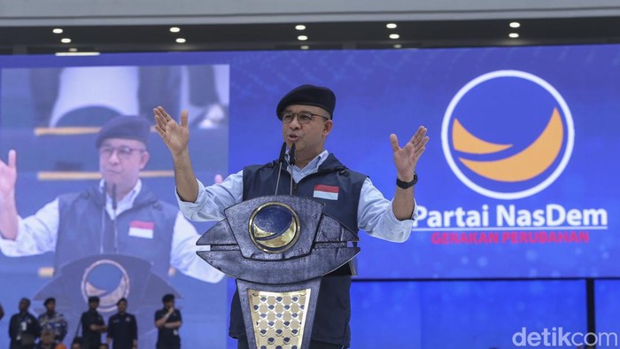 Ketum Partai NasDem Surya Paloh dan calon presiden dari Partai Nasdem Anies Baswedan memberikan pidato di Stadion Gelora Bung Karno, Jakarta, Minggu (16/7/2023).
