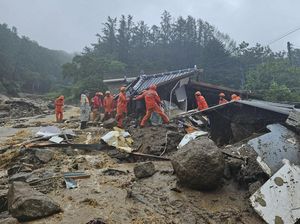 Penampakan Parahnya Banjir dan Longsor yang Melanda Korea Selatan