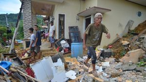 Penampakan Rumah Rusak Akibat Longsor di Padang