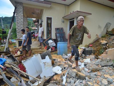 Penampakan Rumah Rusak Akibat Longsor di Padang