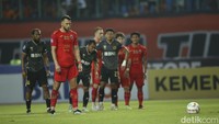 Simic maju sebagai eksekutor dan sukses menjalankan tugasnya. 