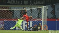 Crislan menjebol gawang Persija saat laga baru berjalan enam menit. Sepakan kaki kirinya dari dalam kotak penalti menuntaskan umpan Matias Mier. 