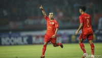 Namun Persija tak membuang banyak waktu untuk merespons. Riko Simanjuntak kembali menyamakan skor sembilan menit kemudian, atau pada menit ke-15. 