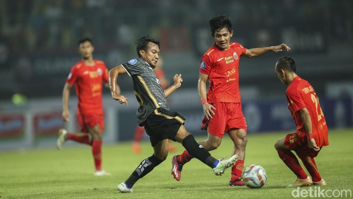 Persija Bantai Bhayangkara FC 4-1, Simic Brace Persija Jakarta menang telak atas Bhayangkara Presisi Indonesia Fc di Stadion Patriot Chandrabaga, Bekasi, Minggu (16/7/2023). Brace Marko Simic, Riko dan Akbar Juansyah hanya dibalas satu gol oleh Crislan.