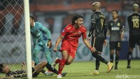 Malah Persija berhasil menambah gol pada menit ke-74. Witan kembali menjadi kreator, dengan kali ini umpannya dituntaskan Akbar Arjunsyah. 