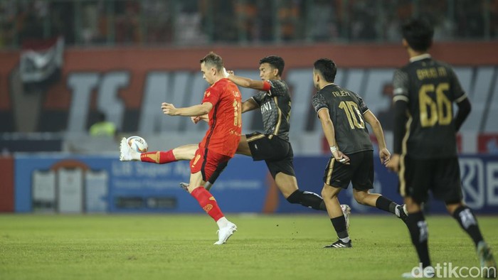 Persija Bantai Bhayangkara FC 4-1, Simic Brace Persija Jakarta menang telak atas Bhayangkara Presisi Indonesia Fc di Stadion Patriot Chandrabaga, Bekasi, Minggu (16/7/2023). Brace Marko Simic, Riko dan Akbar Juansyah hanya dibalas satu gol oleh Crislan.
