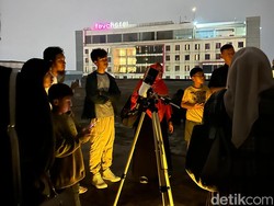 Mengintip Benda Langit dari Atas Mal Kota Bandung