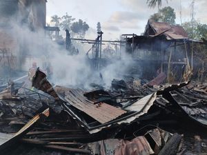 Dua Rumah di Pinrang Ludes Terbakar, Uang Rp 46 Juta-Mobil Hangus