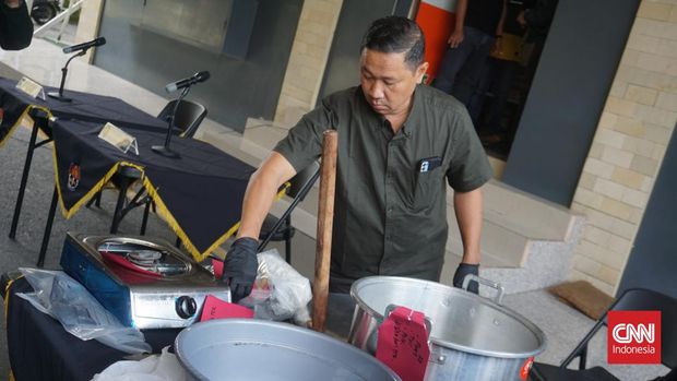 Kepolisian Daerah Istimewa Yogyakarta (DIY) menjadikan kompor hingga panci besar sebagai barang bukti kasus pembunuhan disertai mutilasi terhadap mahasiswa berinisial R di Sleman.