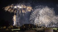 Potret Menara Eiffel Bermandikan Cahaya Peringati Bastille Day