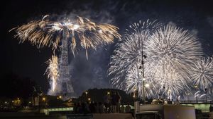 Potret Menara Eiffel Bermandikan Cahaya Peringati Bastille Day