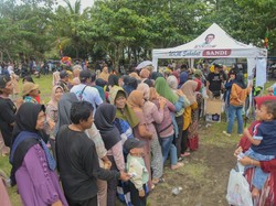 Hari Nelayan, Relawan Sandiaga Berbagi Sembako Murah di Sukabumi