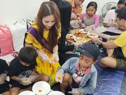Runner-up I Miss Universe Bali Ajari Anak-anak Buruh Suwun Memasak