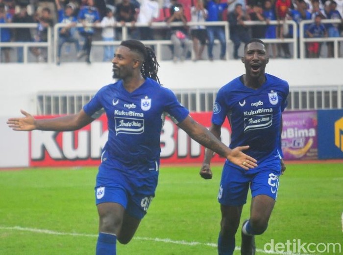 Selebrasi pemain PSIS, Carlis Fortes usai mencetak gol ke gawang Persebaya lewat titik putih di Stadion Jatidiri Semarang, Minggu (16/7/2023).