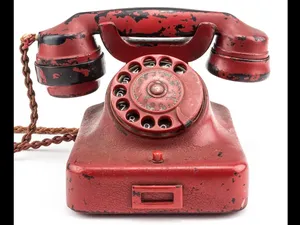 Telepon Merah Pemusnah Masal Milik Adolf Hitler Harganya Tembus Rp 3,65 M Telepon Merah Pemusnah Masal Milik Adolf Hitler Harganya Tembus Rp 3,65 M