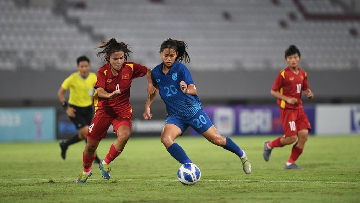 Pemain Timnas Wanita Thailand U-19 merayakan juara AFF U-19 Women Championship 2023 di Stadion Gelora Sriwijaya Jakabaring (GSJ), Jakabaring Sport City (JSC) Palembang, Sumatera Selatan, Sabtu (15/7/2023). Thailand menjuarai AFF U-19 Women Championship 2023 setelah mengalahkan Vietnam dengan skor 2-1. ANTARA FOTO/Nova Wahyudi/nym.