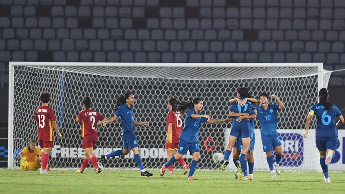 Pemain Timnas Wanita Thailand U-19 merayakan juara AFF U-19 Women Championship 2023 di Stadion Gelora Sriwijaya Jakabaring (GSJ), Jakabaring Sport City (JSC) Palembang, Sumatera Selatan, Sabtu (15/7/2023). Thailand menjuarai AFF U-19 Women Championship 2023 setelah mengalahkan Vietnam dengan skor 2-1. ANTARA FOTO/Nova Wahyudi/nym.