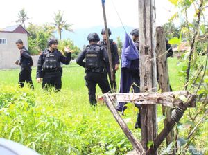 Granat yang Ditemukan Warga Padang Diledakan di Sawah Granat yang Ditemukan Warga Padang Diledakan di Sawah