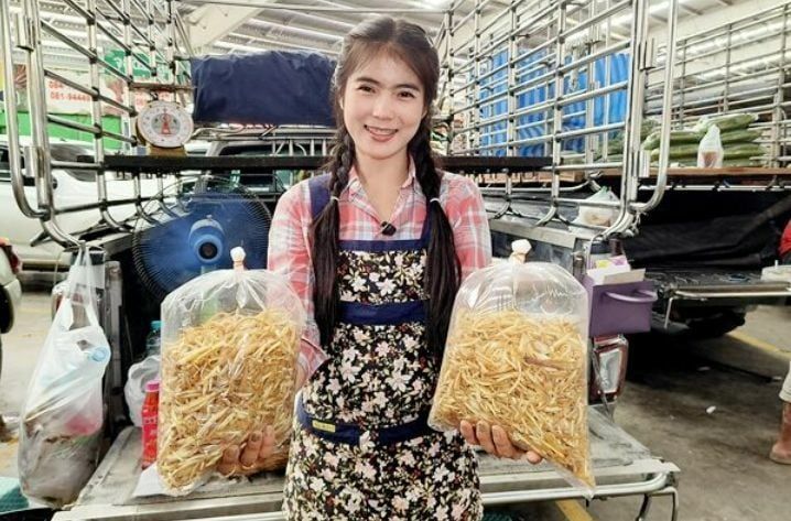 Viral! Wanita Cantik Ini Rela Merantau Demi Jualan Lengkuas di Pasar