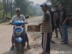 Warga di Bangkalan Bertahun-tahun Patungan Perbaiki Jalan Kabupaten