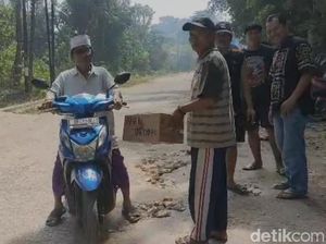 Warga di Bangkalan Bertahun-tahun Patungan Perbaiki Jalan Kabupaten Warga di Bangkalan Bertahun-tahun Patungan Perbaiki Jalan Kabupaten