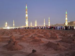 Ziarah ke Pemakaman Keluarga dan Sahabat Nabi di Baqi Madinah Ziarah ke Pemakaman Keluarga dan Sahabat Nabi di Baqi Madinah