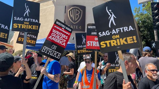 LOS ANGELES, CALIFORNIA - JULY 14: Hollywood writers and their supporters from the SAG AFTRA actors' union go on strike on July 14, 2023 in Los Angeles, California. (Photo by Zhang Shuo/China News Service/VCG via Getty Images)
