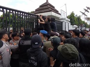 Aksi Saling Dorong Warnai Demo Mahasiswa di Kantor Balekota Tasik