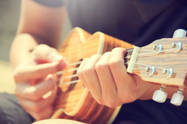 Bermain alat musik bisa meningkatkan kecerdasan otak/Foto: Pexels/Porapak Apichodilok Bermain alat musik bisa meningkatkan kecerdasan otak
