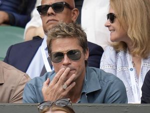 Penampilan Langka Brad Pitt Gandeng Pacarnya Nonton Formula 1 GP Inggris Penampilan Langka Brad Pitt Gandeng Pacarnya Nonton Formula 1 GP Inggris