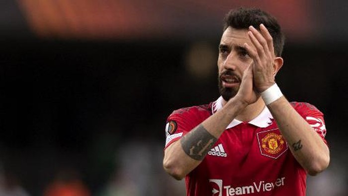 Manchester Uniteds Portuguese midfielder Bruno Fernandes applauds during the UEFA Europa League last 16 second leg football match between Real Betis and Manchester United at the Benito Villamarin stadium in Seville on March 16, 2023. (Photo by JORGE GUERRERO / AFP)