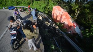 Bus Masuk Jurang di Padang, Begini Kondisinya