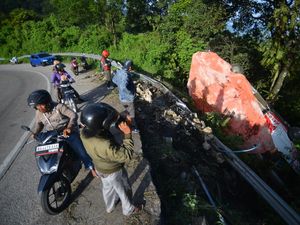 Bus Masuk Jurang di Padang, Begini Kondisinya Bus Masuk Jurang di Padang, Begini Kondisinya