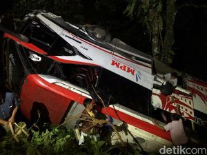 Bus MPM Masuk Jurang di Padang Diduga karena Rem Blong Bus MPM Masuk Jurang di Padang Diduga karena Rem Blong