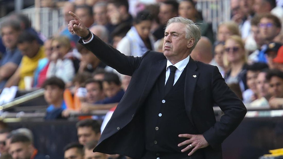 Carlo Ancelotti memperpanjang kontraknya di Real Madrid sampai 2026 (Foto: AP/Alberto Saiz)