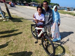 Senyum Dede Arif dan Rava Dapat Sepeda di Hari Pertama Sekolah