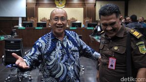 Dihukum 12 Tahun Penjara, Terdakwa Korupsi Ini Tersenyum Lebar