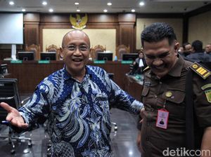 Dihukum 12 Tahun Penjara, Terdakwa Korupsi Ini Tersenyum Lebar