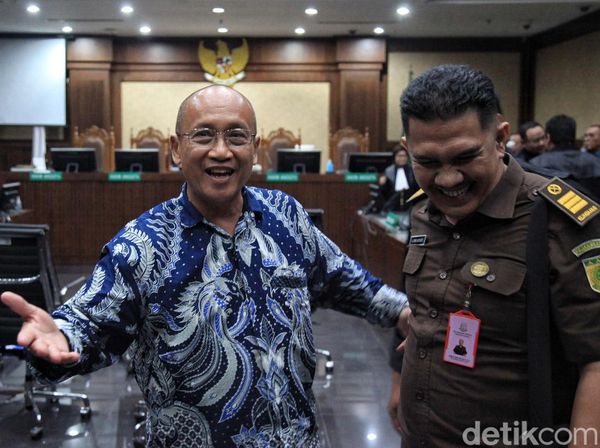 Dihukum 12 Tahun Penjara, Terdakwa Korupsi Ini Tersenyum Lebar
