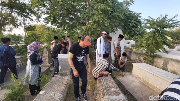 Duta Besar (Dubes) RI untuk Tunisia Zuhairi Misrawi melakukan ziarah ke makam Allamah Muhammad Thahir bin 'Asyur (Dwi Andayani/detikcom)