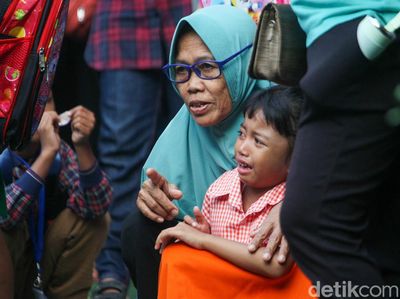 Ekspresi Siswa Baru SD Saat Hari Pertama Masuk Sekolah