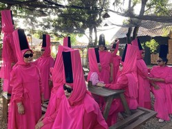 Jeratan Bank Emok dan Cerita di Balik Lahirnya Girlband Mother Bank