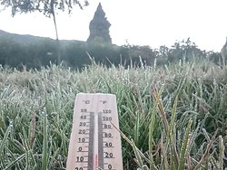 Embun Es Dieng di Candi Arjuna Pagi Ini Lebih Tebal dan Luas!