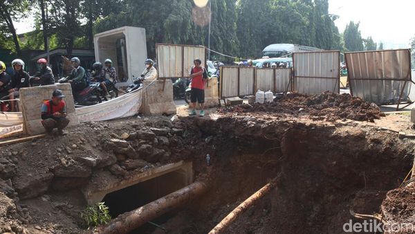 Galian Saluran Air di Kalibata Jaksel Bikin Macet