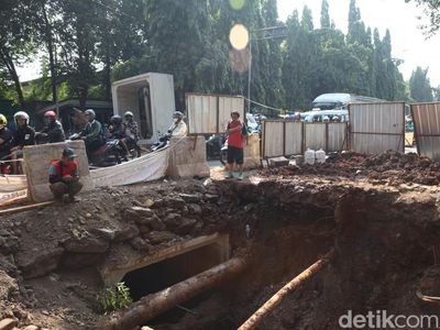 Galian Saluran Air di Kalibata Jaksel Bikin Macet