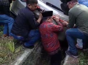 Gubernur Al Haris Masuk Got demi Evakuasi Mobil Terperosok di Jalinsum