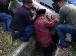 Gubernur Al Haris Masuk Got demi Evakuasi Mobil Terperosok di Jalinsum