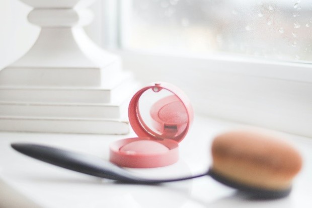 Gunakan blush on dengan warna yang lembut dan cerah/foto: pexels.com Gunakan blush on dengan warna yang lembut dan cerah