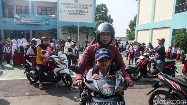 Hari Pertama Masuk Sekolah, Ortu Siswa Ramai-ramai Antar Anaknya